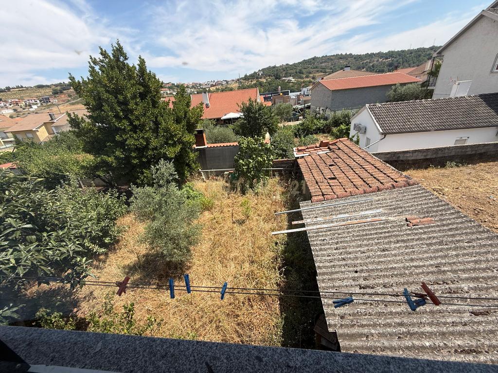 Moradia BI-FAMILIAR perto do IPB e do Centro de Bragança, no Bairro das Cantarias. Tem TERRENO e GARAGEM!!! - Image 14