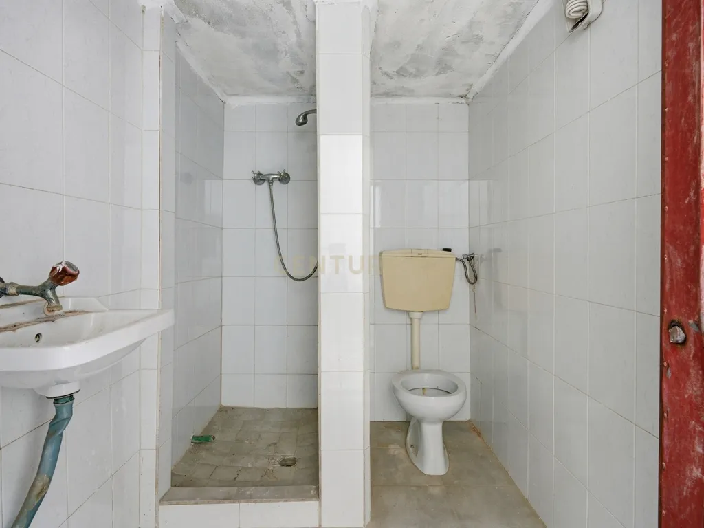 Moradia T7 de dois pisos com garagem, jardim e anexos | Terreno 894 m² na Paz em Mafra - Image 47