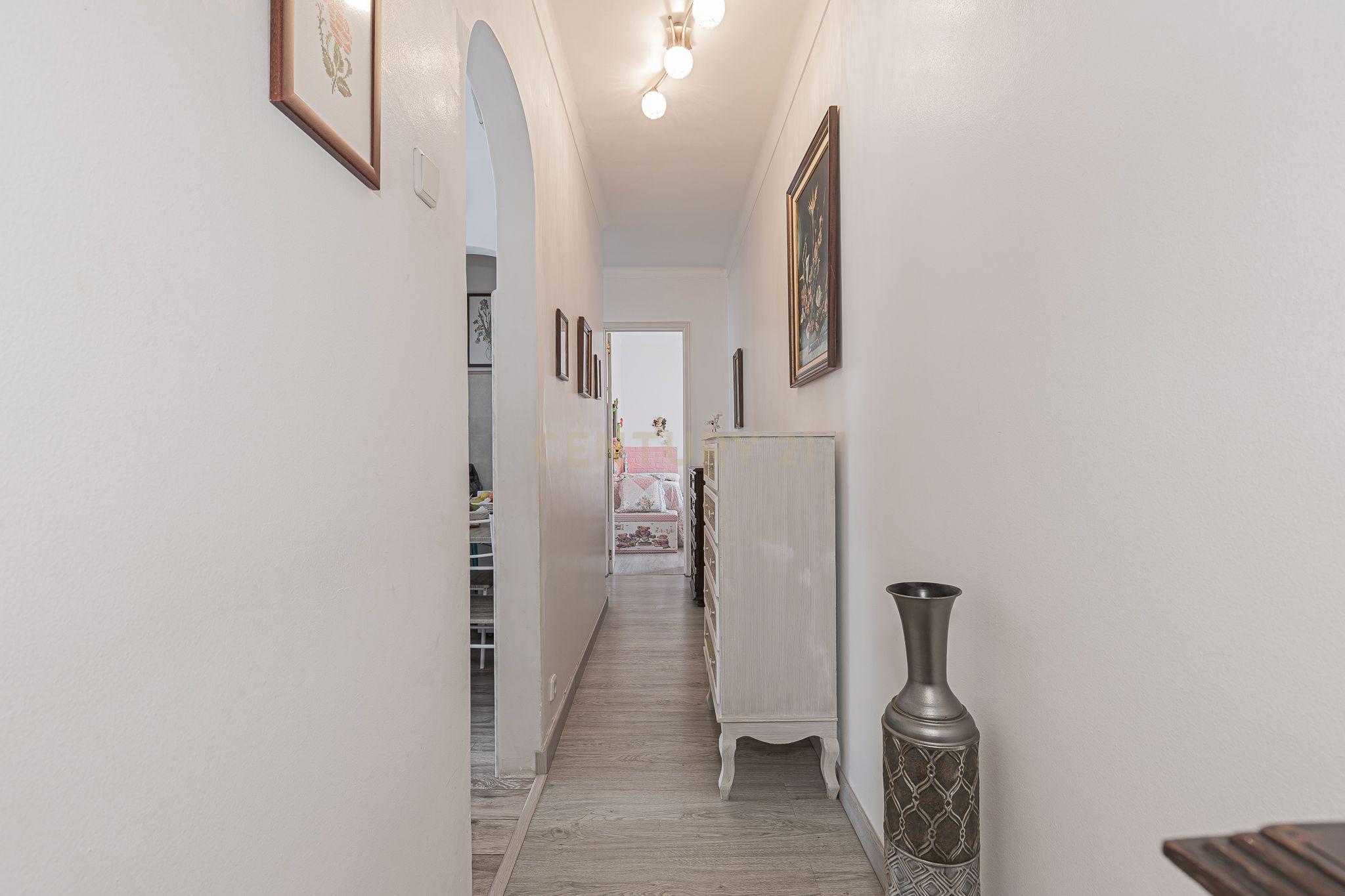 Fotografia 10 de Apartamento T2 parcialmente renovado — Porto Salvo