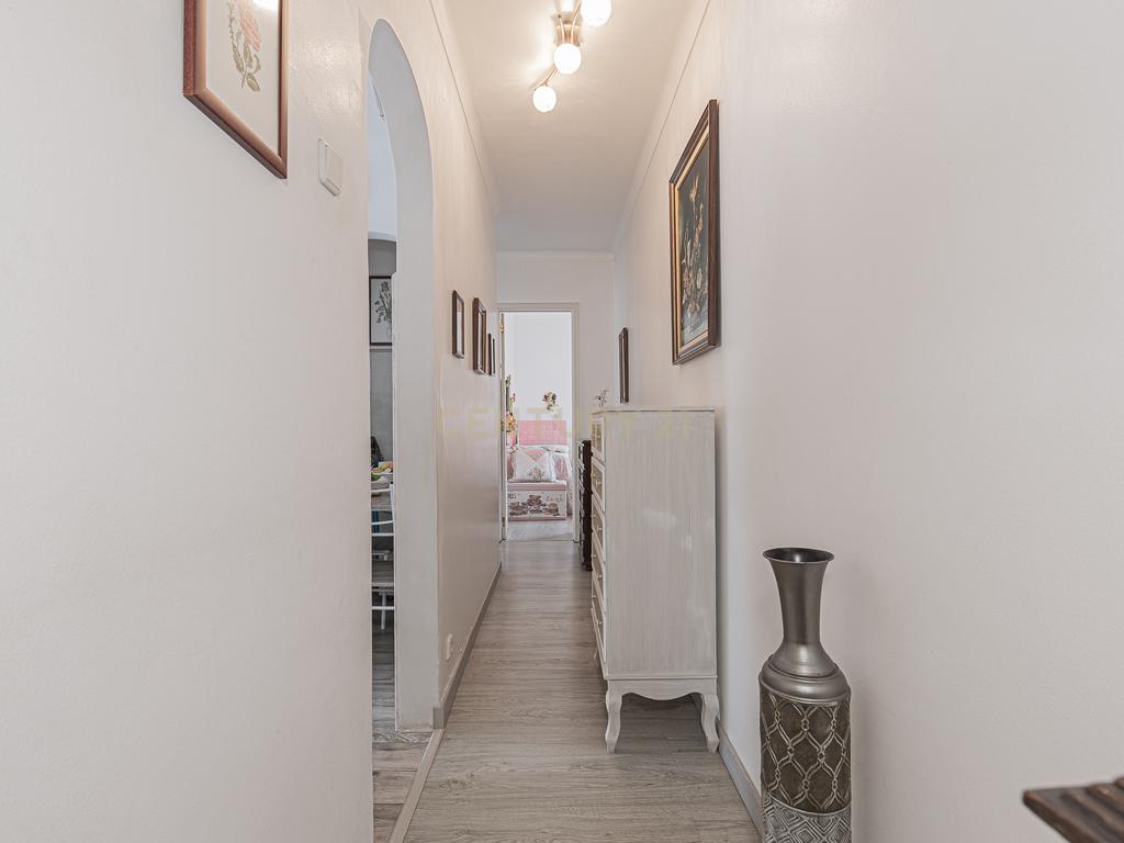 Apartamento T2 parcialmente renovado — Porto Salvo - Image 10