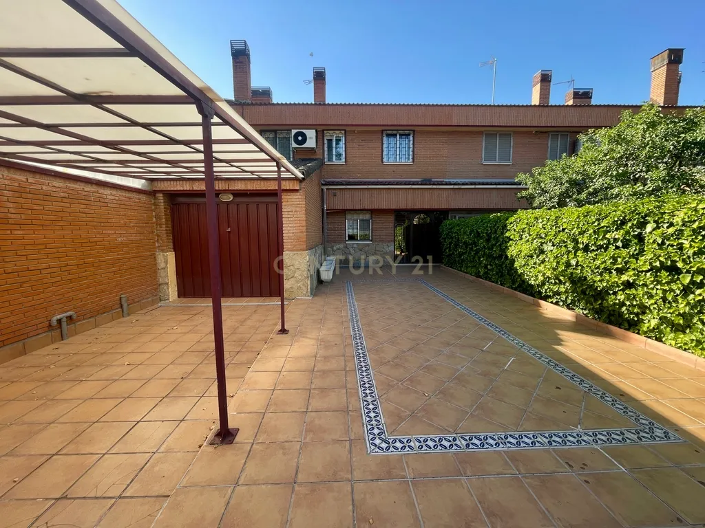 Apartamento Espaçoso com Vista para a Cidade e Montanha em Madrid - Image 1