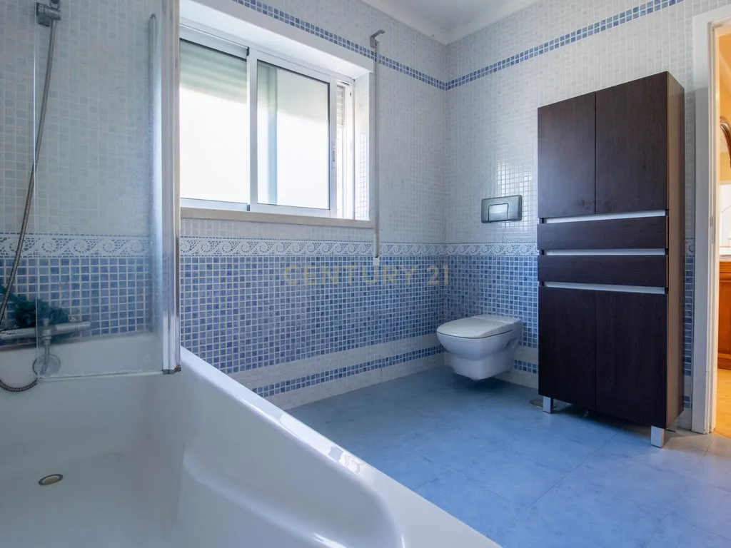 Moradia de arquitetura moderna no Juncal-Porto de Mós - Image 9