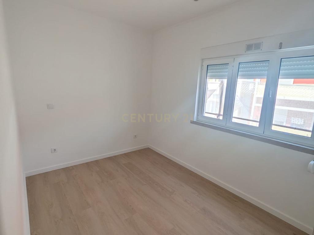 Apartamento T1 Remodelado no Centro da Amadora - Image 9