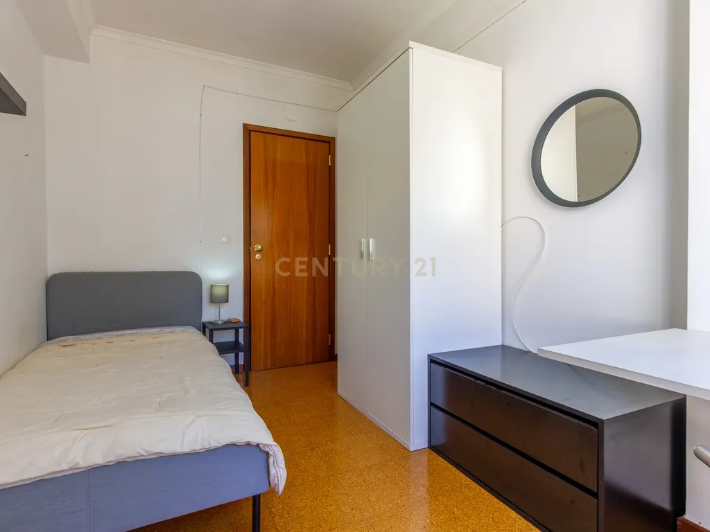 Apartamento T3 Duplex com Vista Desafogada no Monte da Caparica - Image 17