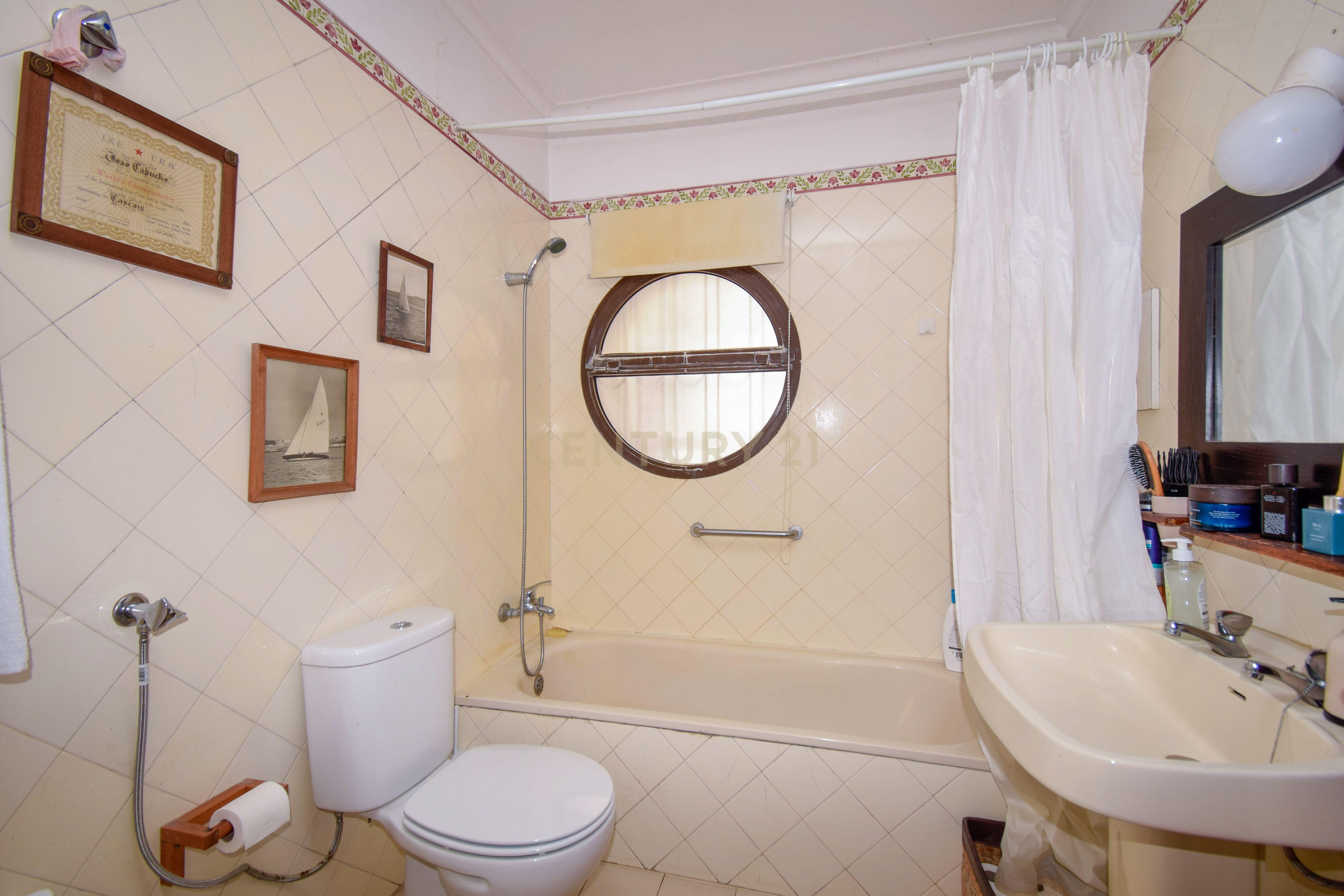 Apartamento T2 + 1 | Jardim e Estacionamento junto à Praia - Image 13