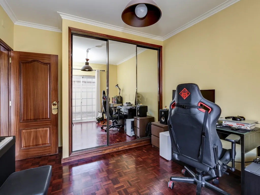 Andar de Moradia T2 com espaço exterior - Image 13