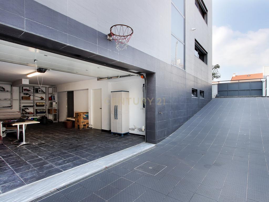 Moradia Isolada T4 Moderna com Piscina Privada, Jardim e Garagem Ampla na Pontinha - Image 38