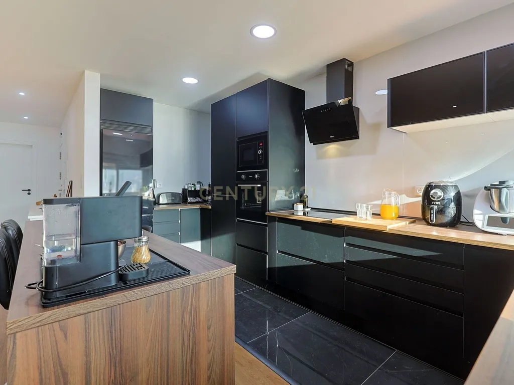 Apartamento T3 Duplex Remodelado no Centro de Corroios - Image 6