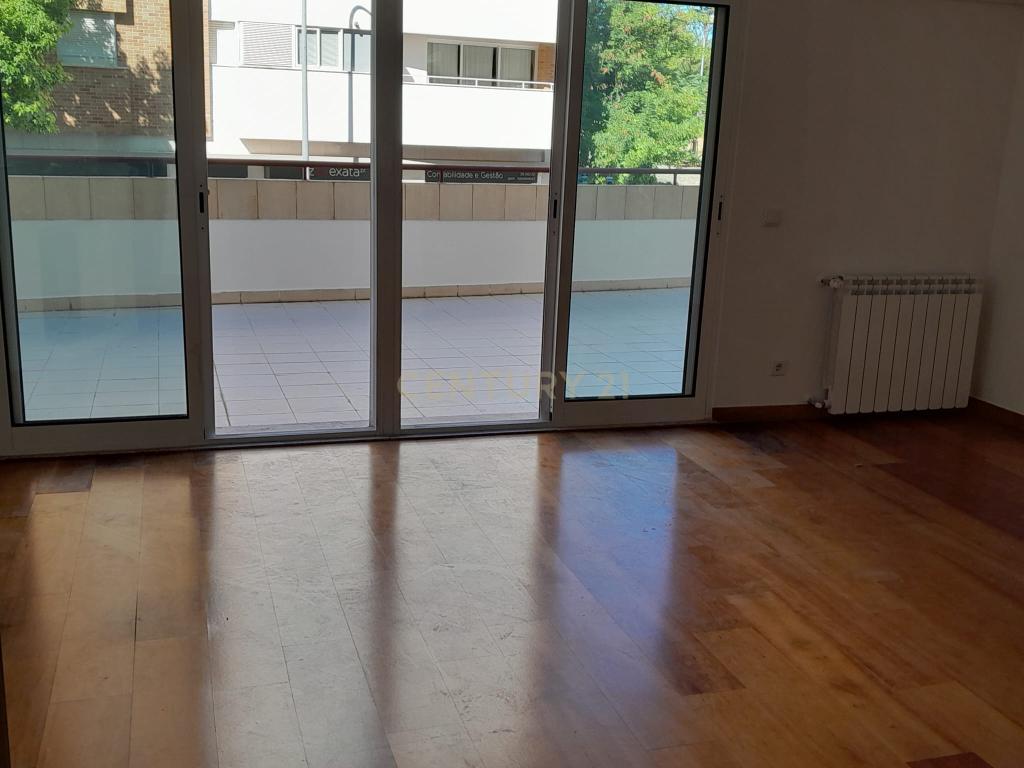 Fantástico T2 com Terraço e estacionamento, frente ao Parque das Conchas - Image 7