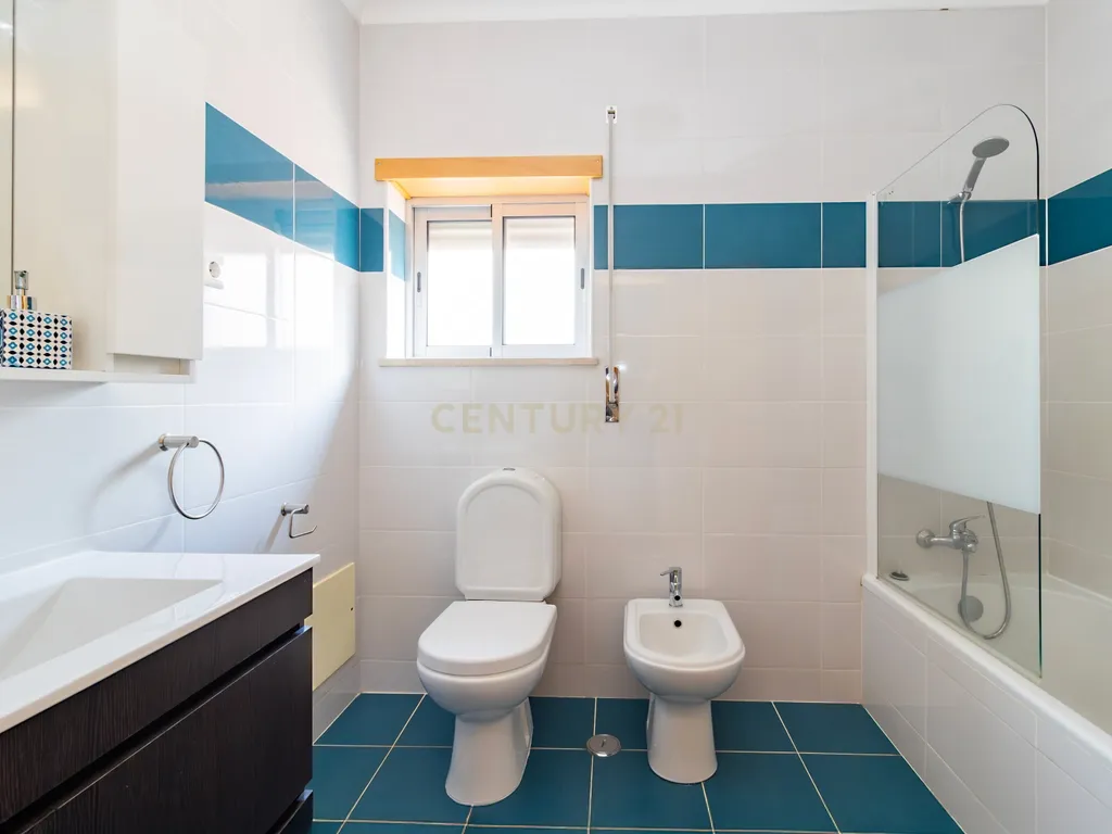 Moradia T4 com Piscina Privativa na Marinha Grande - Image 18