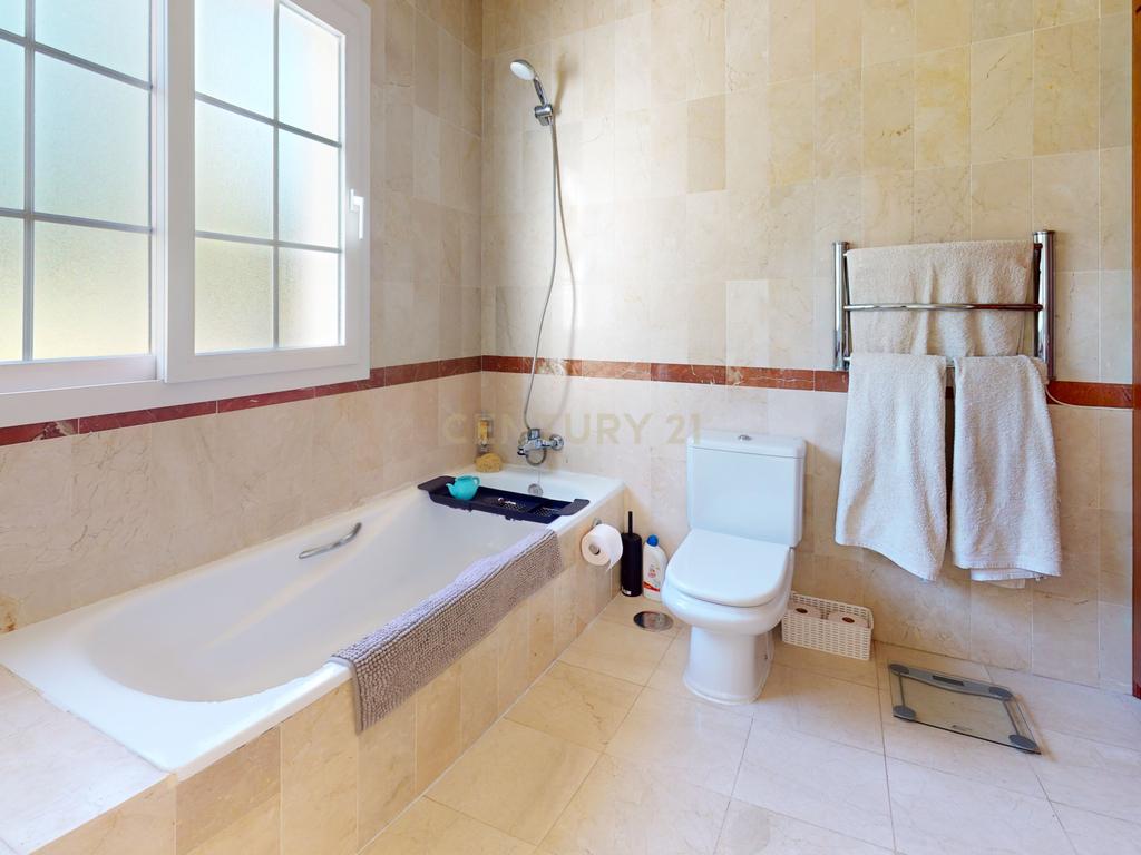 Casa Térrea em Málaga com Jardim e Piscina em Comunidade Fechada - Image 19
