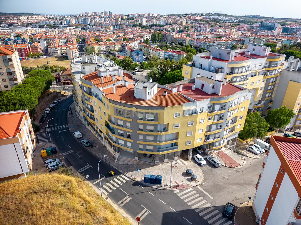 Apartamento T1 com garagem e arrecadação no Casal de São Brás, Amadora - Image 21