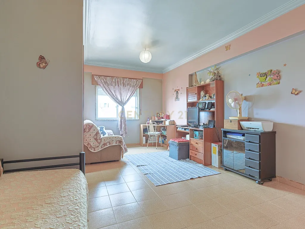 Apartamento T1 com Vista Panorâmica no Seixal - Image 2
