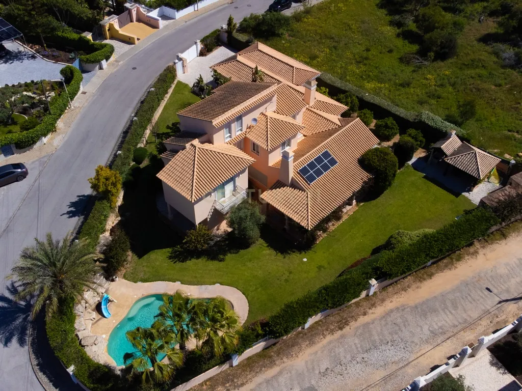 Moradia T5 com Piscina e Jardim em Lagoa, Faro - Image 2