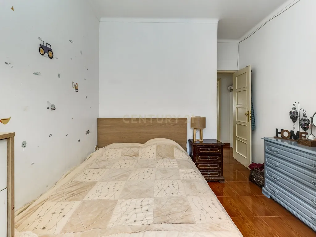 Moradia bifamiliar T4+1 em Pinheiro de Loures, com vistas desafogadas, jardim, pátio, varanda e terraço - Image 45