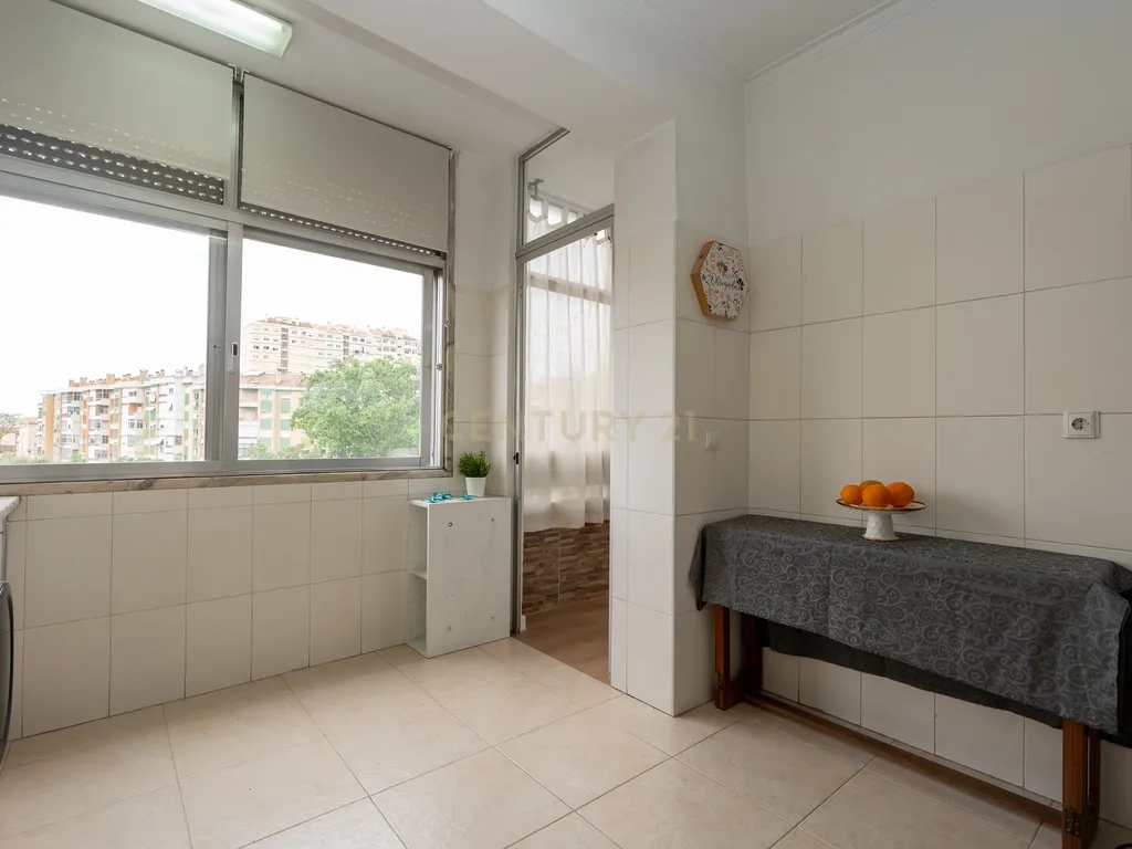 T2 Renovado em Odivelas — Conforto, Luz Natural e Localização Privilegiada - Image 13