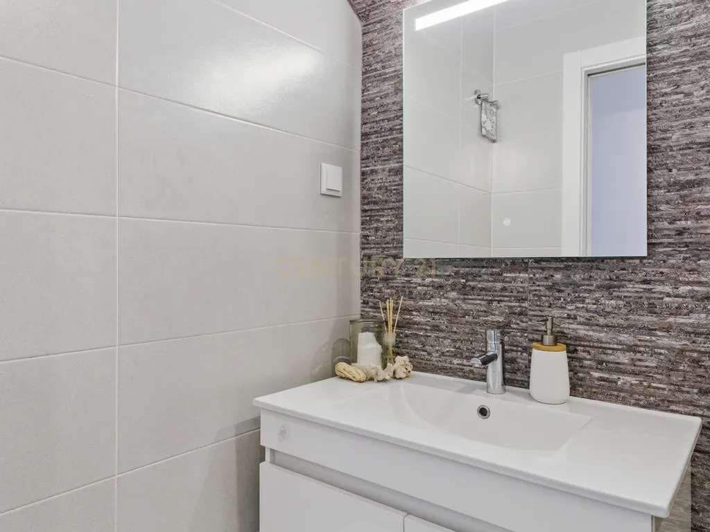 Moradia T3+1 luminosa com vista para zona verde