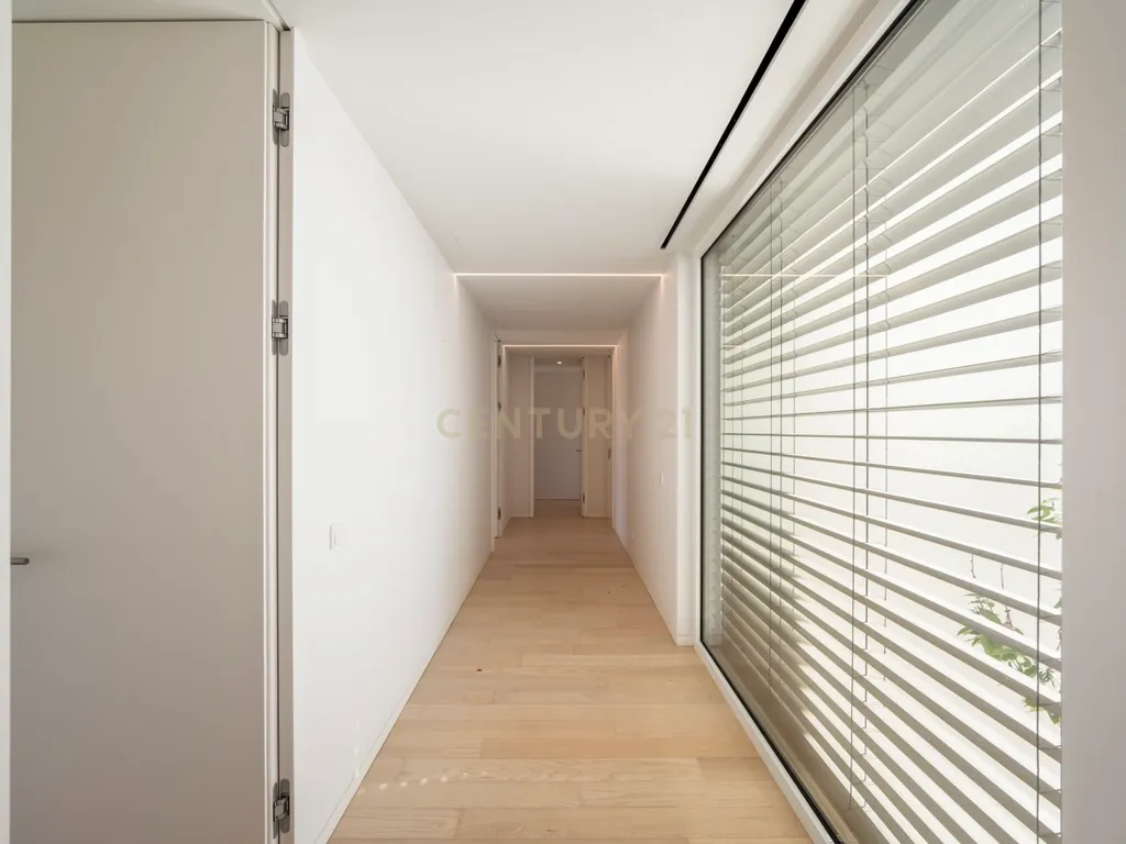 Apartamento T4 com Vista Mar em Condomínio Privado – Monte Estoril - Image 14