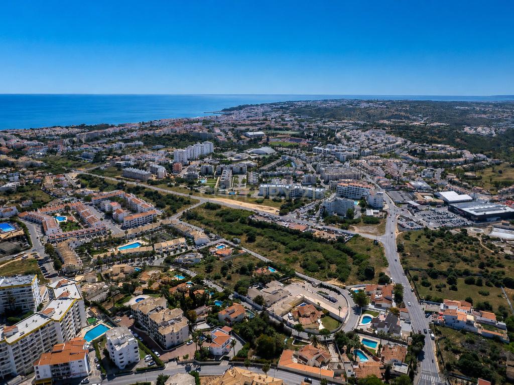 T1+1 Rés do Chão com Logradouro Privativo em Condomínio com Piscina Montechoro, Albufeira - Image 31