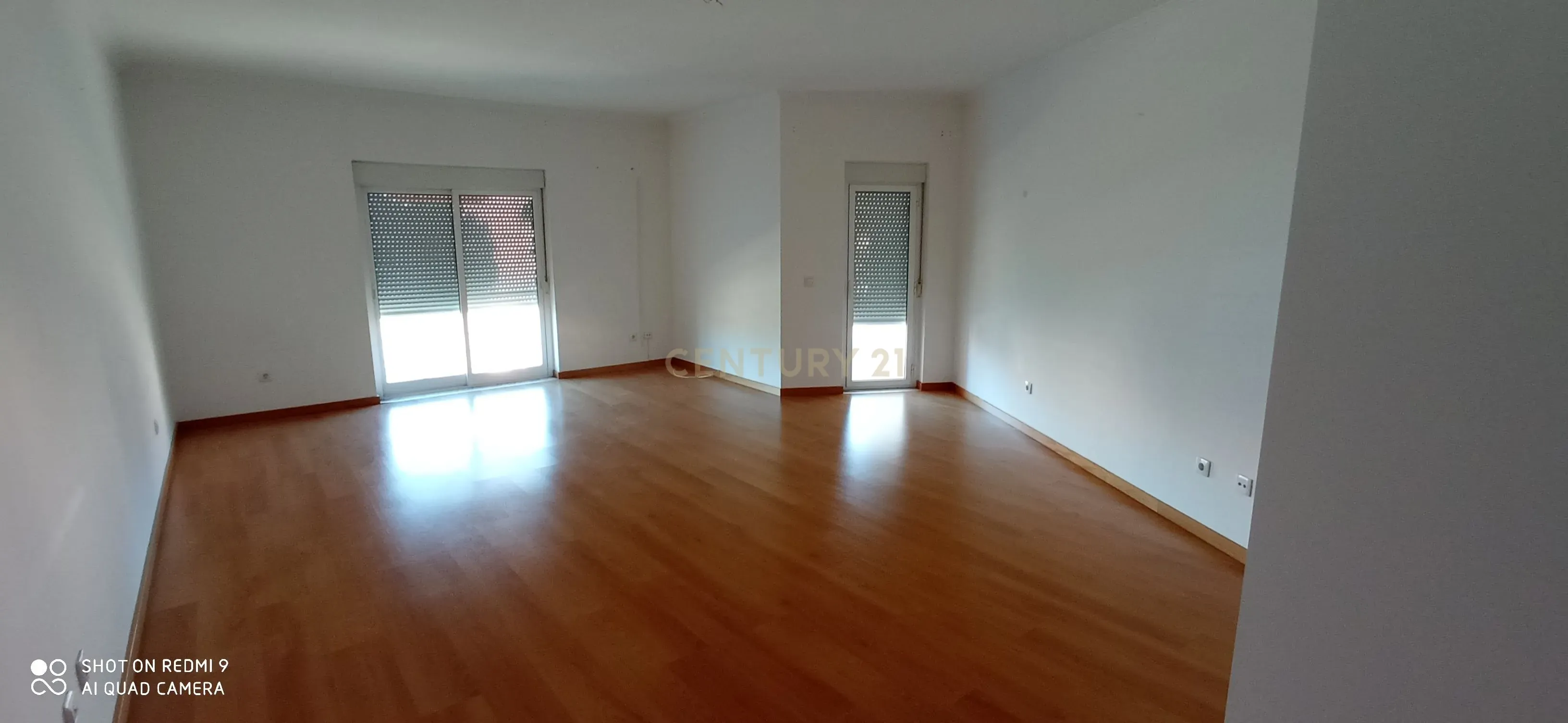 Apartamento T3, com Varanda, Arrecadação e 3 Lugares de estacionamento, no Pinhal Novo - Image 2