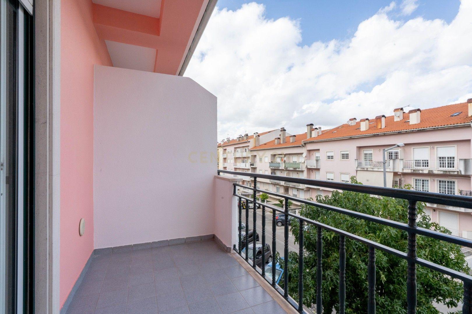 Fotografia 10 de Moderno T1+2 em Lousã com 2 Casas de Banho - Quase Novo