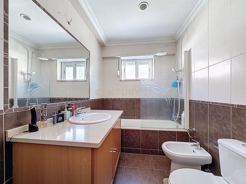 Apartamento T3 em Amora, Seixal - Oportunidade Única! - Image 19