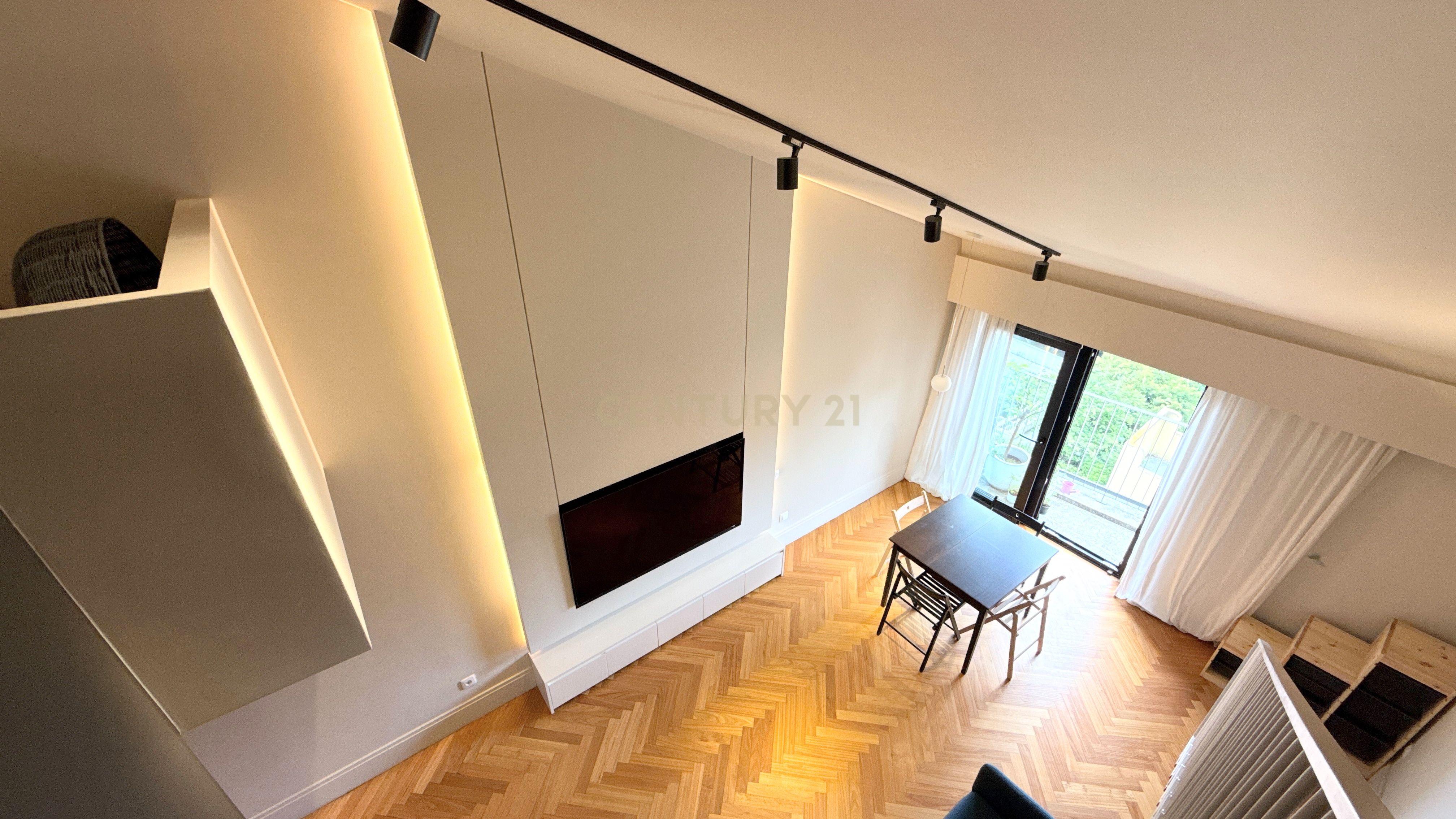 Fotografia 9 de Excelente T2 Duplex Mobilado com Vista Desafogada e Varanda | Centro do Porto | Edifício de 2022
