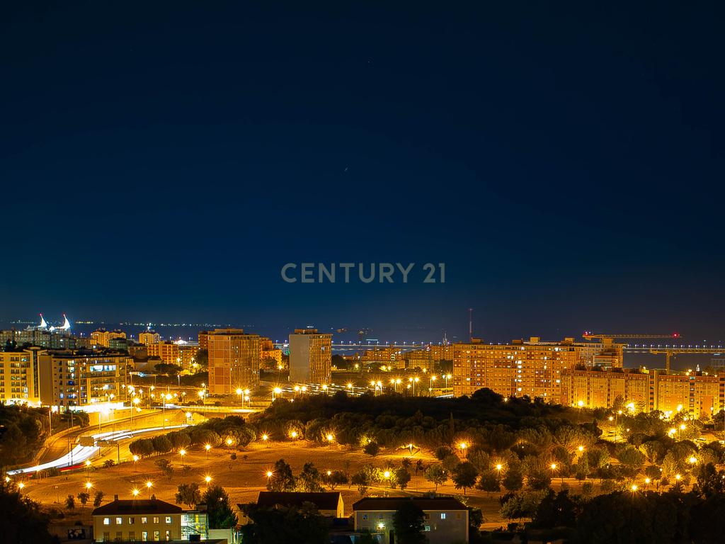 Apartamento T4 duplex com 3 estacionamentos e piscina privativa - Areeiro - Image 19