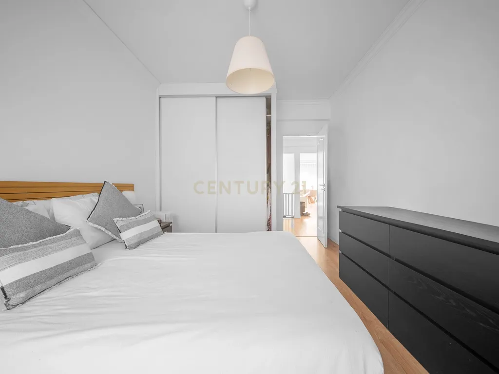 Apartamento T2 Renovado com Varanda e Arrecadação em São João da Talha - Image 3