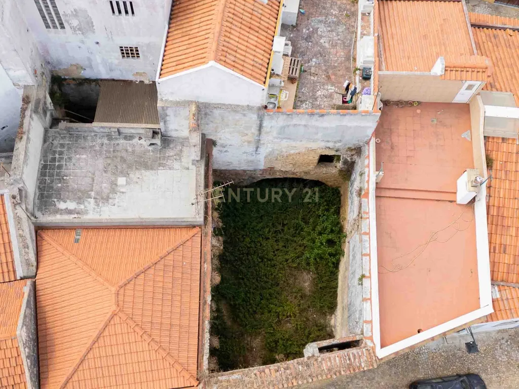 Moradia em ruinas no centro histórico de Palmela - Image 24