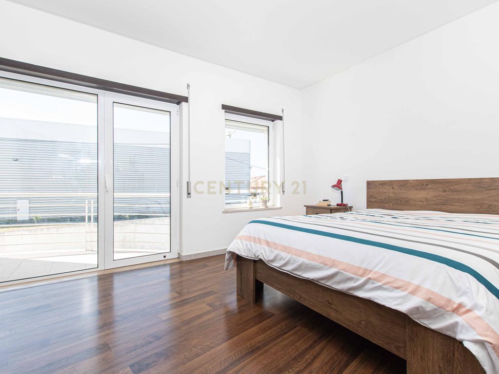 T4 Duplex Premium com Terraço / Arrecadação / 5 Lugares de Estacionamento / Marinha Grande - Image 2