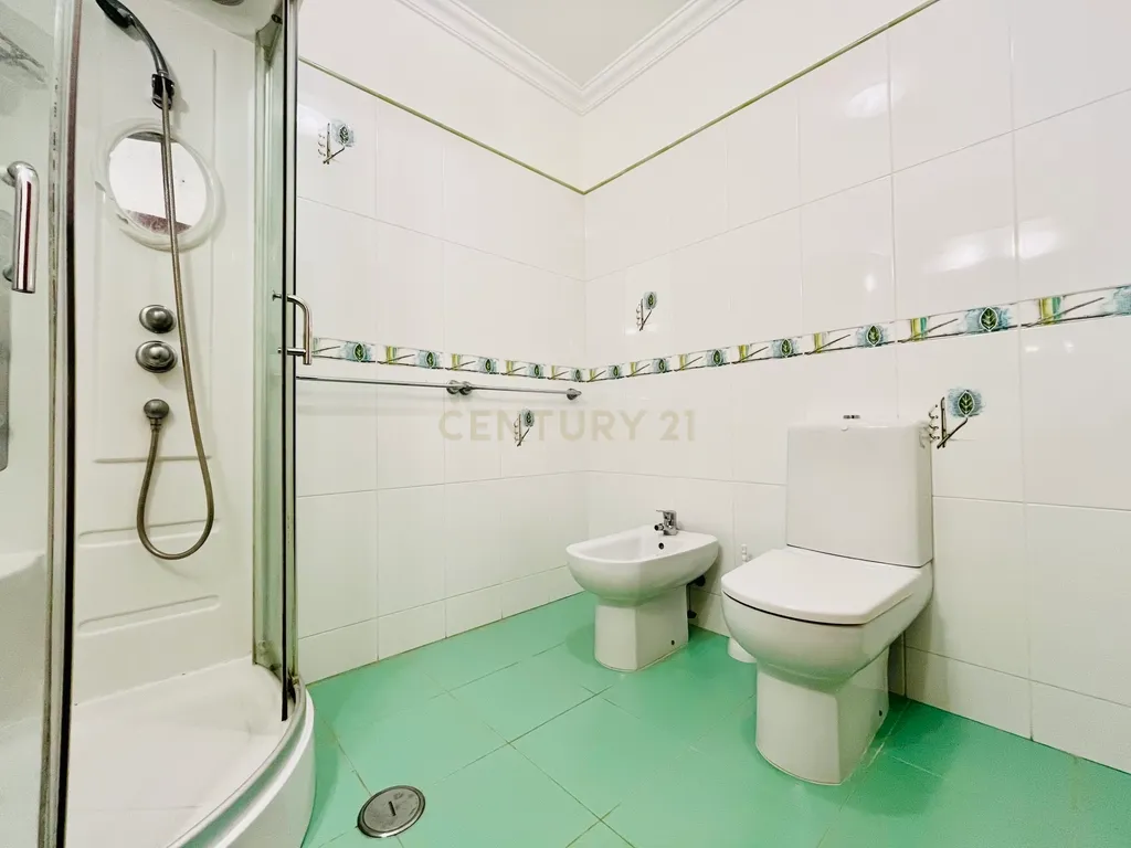 Apartamento T3 na Baixa de Olhão – Localização privilegiada junto à Praça da Floripes e Mercados Municipais - Image 25