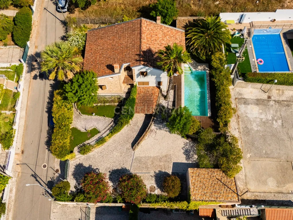 Moradia T4 Exclusiva com Piscina | Vista Serra da Arrábida | Setúbal - Image 1