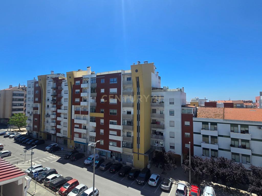 T3 com Lareira, 101m² e Duas Frentes no Centro do Barreiro - Image 1