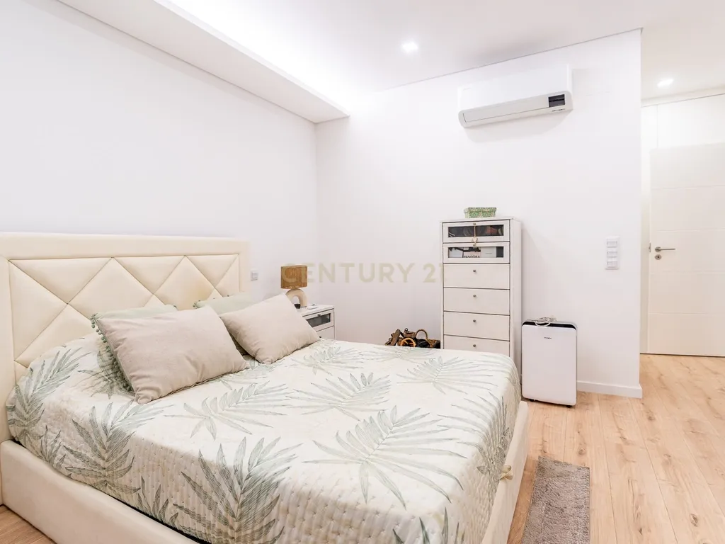 Moradia T3+1 Térrea de gaveto com Piscina, Domótica e Espaço Exterior | Fernão Ferro - Image 38