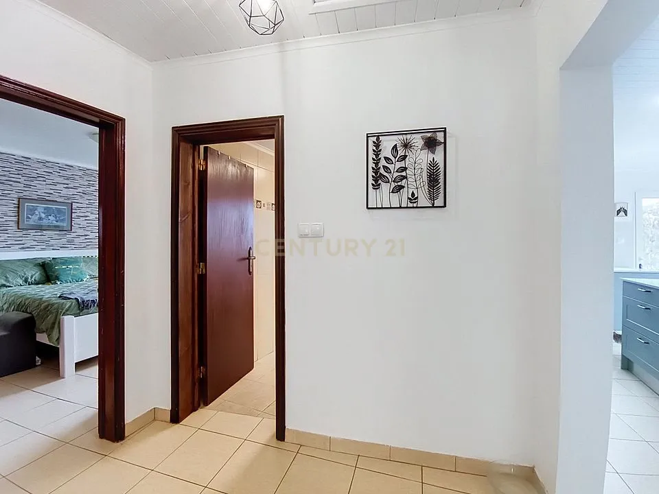 Moradia T2 no Centro da Vila do Nordeste | Jardim e Excelente Potencial de Investimento - Image 14