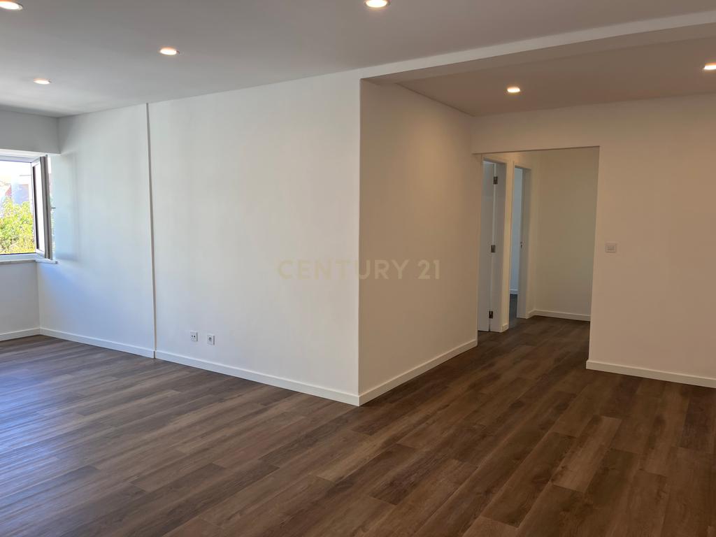 Apartamento T2 totalmente Remodelado. - Image 8