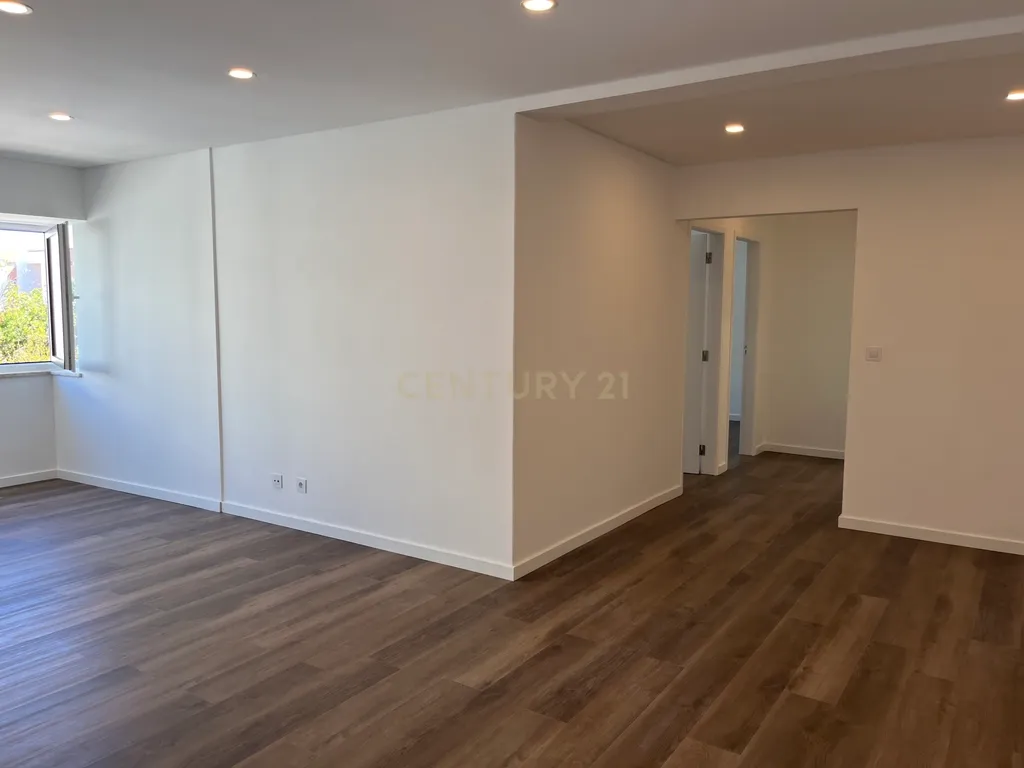 Apartamento T2 totalmente Remodelado. - Image 8