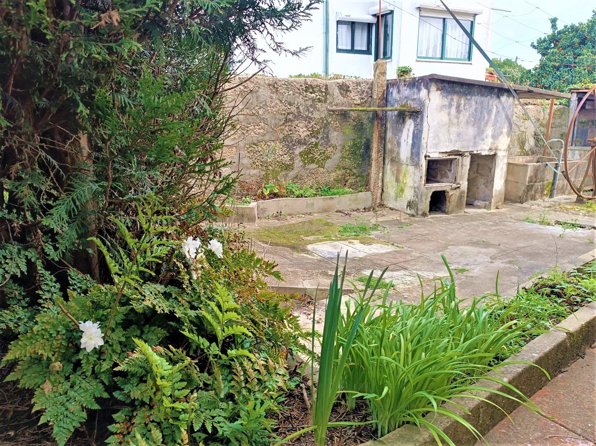 Moradia bifamiliar com cinco quartos, terreno e água para reconstrução no coração da Cidade da Maia, em Gueifaes - Image 17