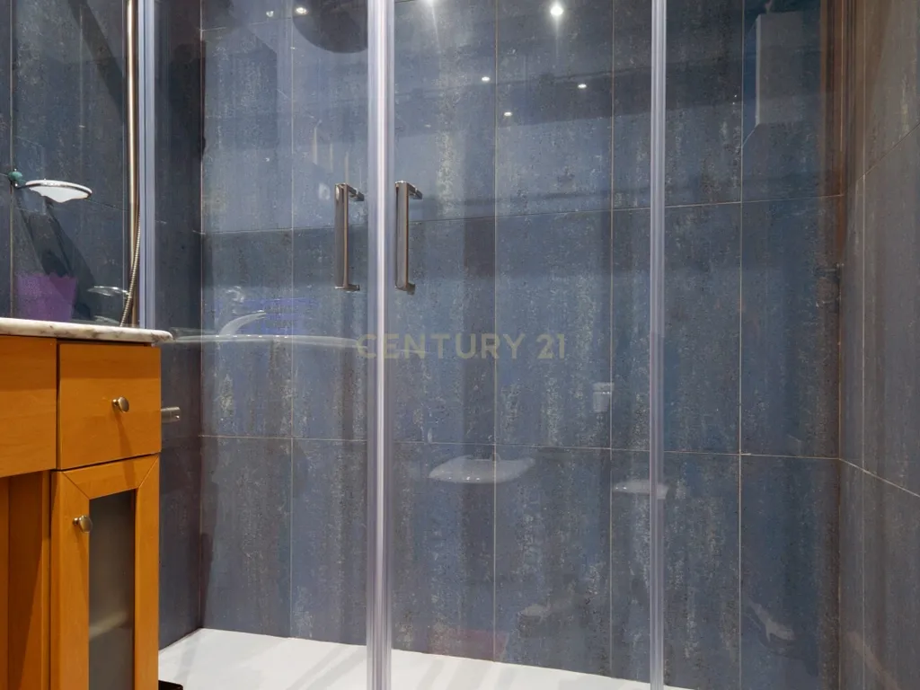 T3 espaçoso e luminoso no coração de Prior Velho - Image 18