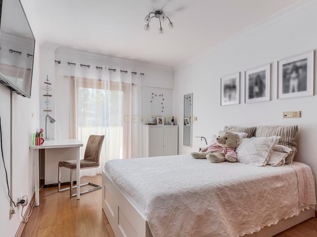 Apartamento T4 em Alfragide com Vista e Excelentes Acabamentos - Image 19