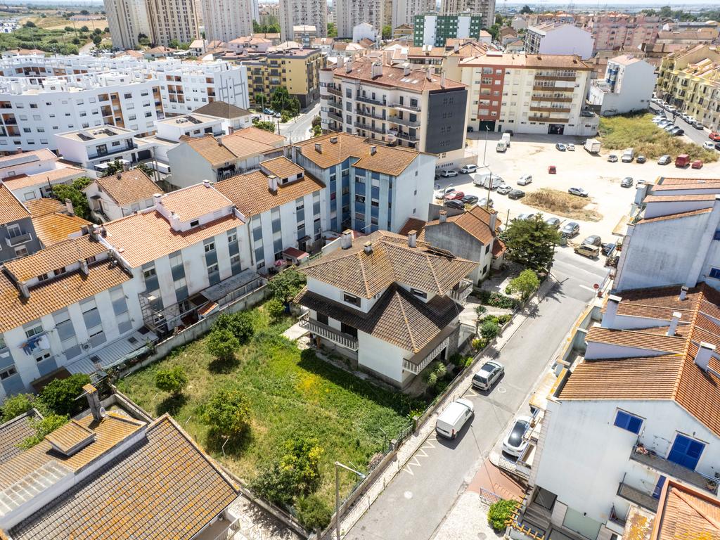 Excelente Moradia T7 no Carregado Inserida num generoso lote de 1.060m². - Image 15