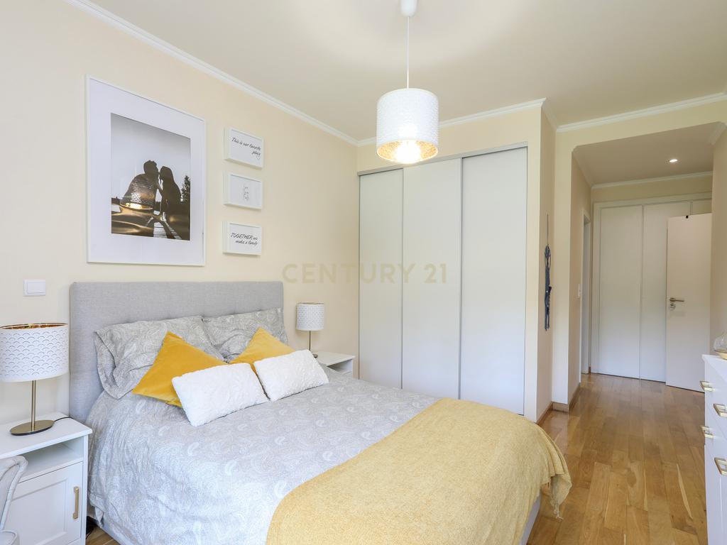 Apartamento T2 Moderno nas Colinas do Cruzeiro | 2 Lugares de Garagem e Varanda - Image 13