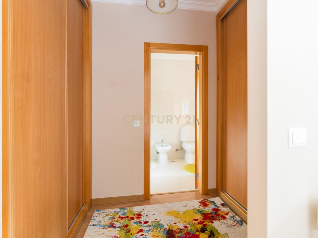Moradia T4 com Piscina Privativa na Marinha Grande - Image 16