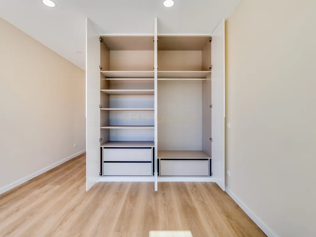 Moradia T4+1 de construção nova com piscina infinita | Caramujeira, Lagoa - Image 30