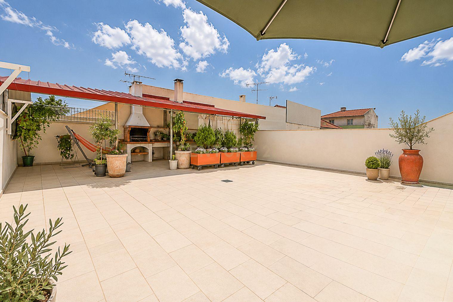 Fotografia 10 de T3  com Terraço de 100 m2 em Camarate - Oportunidade Única