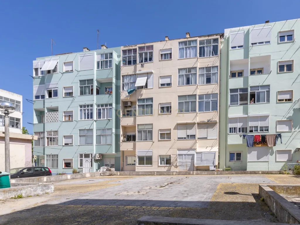 Oportunidade de investimento Apartamento T2 Amoreiras, Setúbal - Image 1