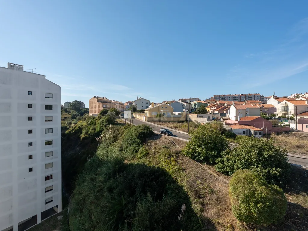 Apartamento de tipologia T2, com varanda, 1 wc e arrecadação, localizado em Agualva – Cacém, inserido em prédio de construção de 1996. - Image 25