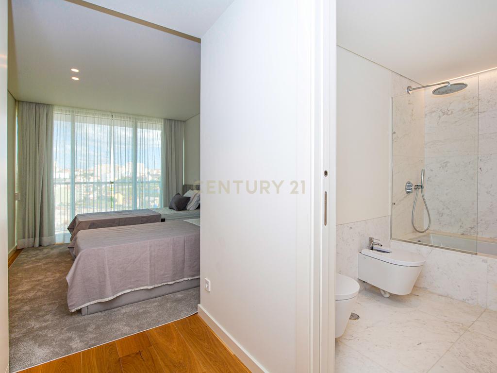 Apartamento de Luxo com 3 Quartos Virado a Sul na prestigiada Infinity Tower - Image 22