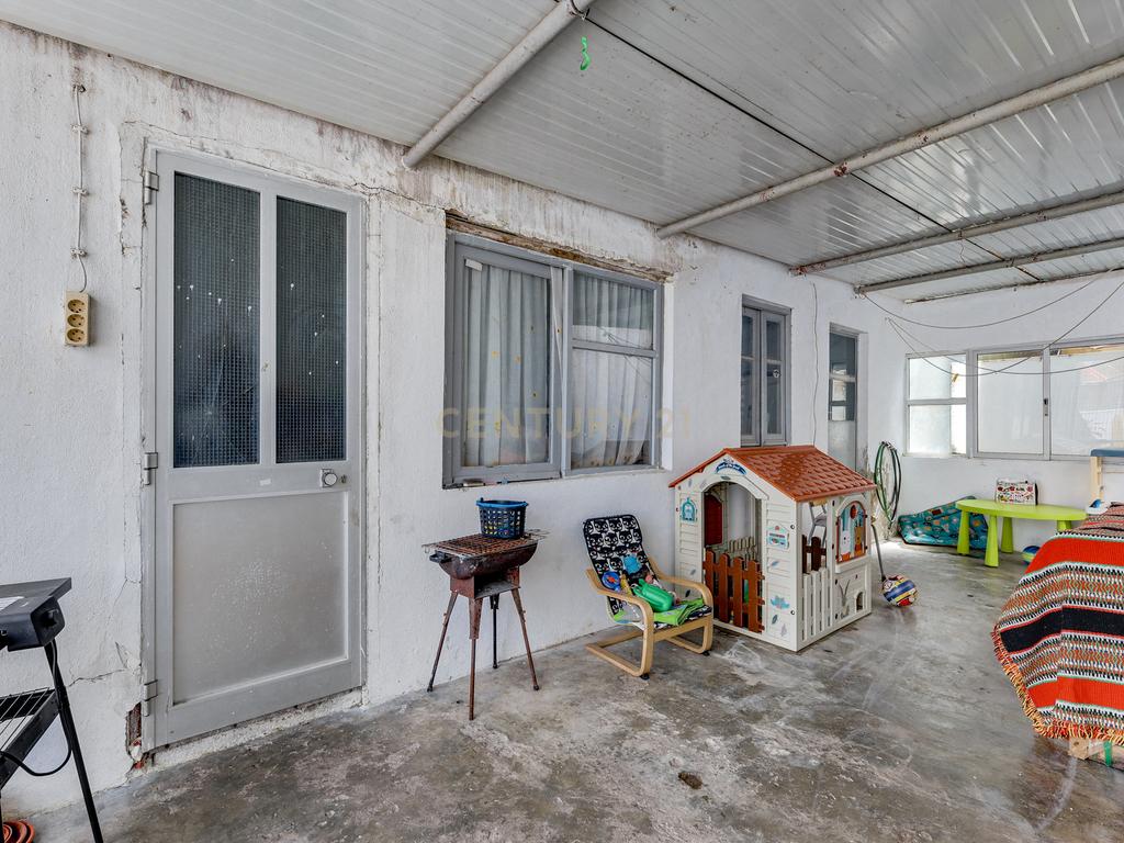 Moradia bifamiliar T4+1 em Pinheiro de Loures, com vistas desafogadas, jardim, pátio, varanda e terraço - Image 38